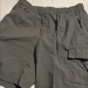 Columbia Men’s pull on hiking shorts size XL with pockets front and back.